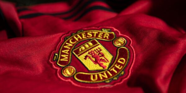 Manchester United plc. - самая известная команда в английской премьер-лиге, которая получает доход от трансляций, спонсорства и лицензирования.